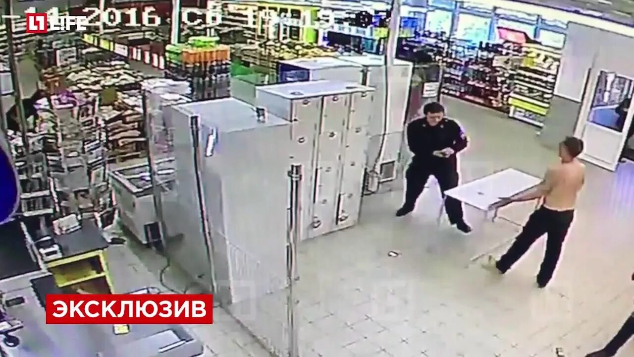 Видеокамеры в Пятерочке. Камеры в Пятерочке записывают. Дебош в магазине. Охранник Пятерочки на камерах. Рубит на парах