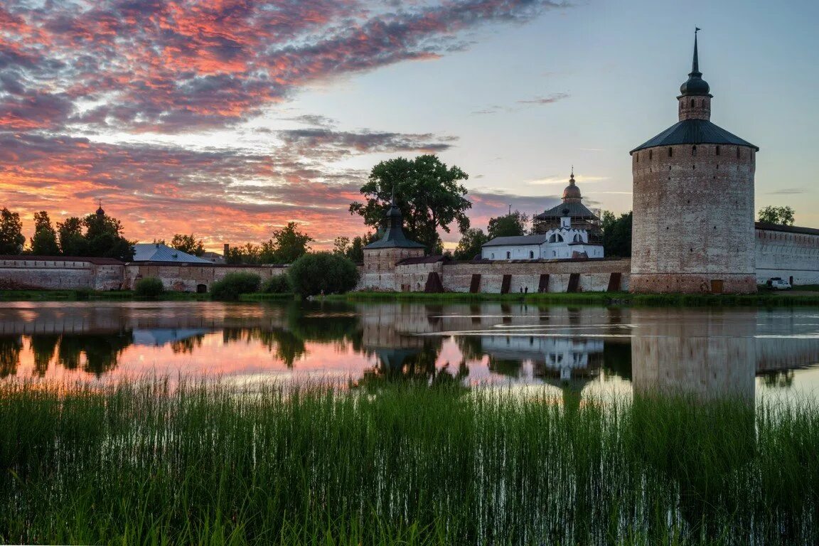Белозерский монастырь вологодская область. Примечательности белоозерска вологодская область. Казанская церковь в устюжне. Церкви города белозерска вологодской. Памятник и.