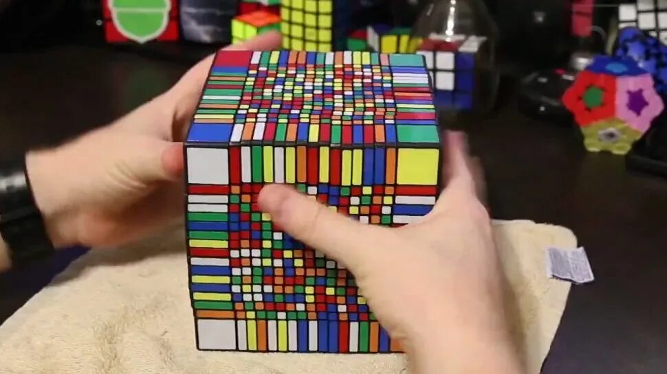 Кубик Рубика 17x17. Кубик Рубика 17х17 мировой рекорд. Rubiks Cube 17x17. Рекорд по собиранию кубика Рубика 17х17.