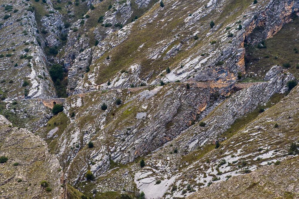 Каменные горы в Дагестане. Дагестанский горный бакнинский камень. Каменная тропа Дагестан. Горы скалы Дагестан.