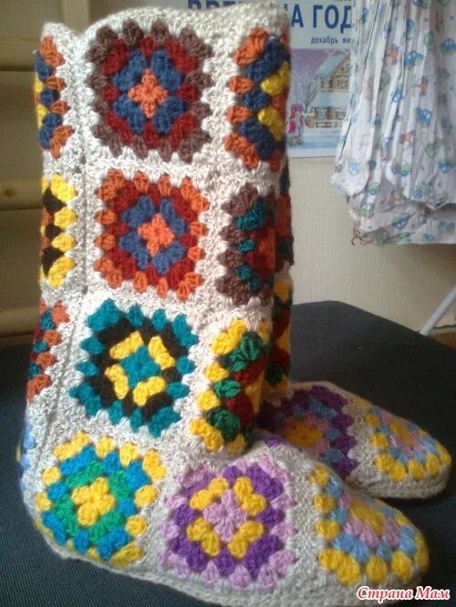 сапожки из бабушкинова ква. вязание сапожек крючком из шестиугольников. сапожки из квадратных мотивов. сапожки из бабушкиного квадрата. сапожки бабушкиным квадратом.