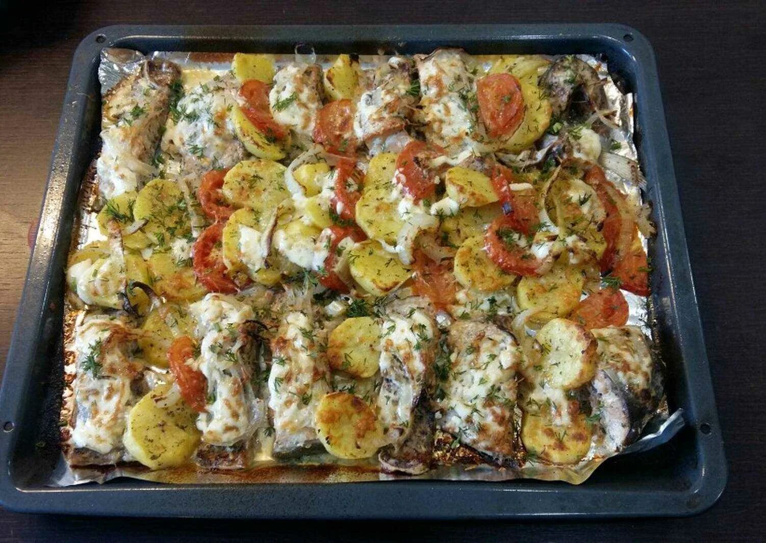 Горбуша в духовке сочная с овощами. Горбуша в духовке. рыба с овощами в духовке. горбуша запеченная в духовке с картошкой. горбуша с овощами в духовке.