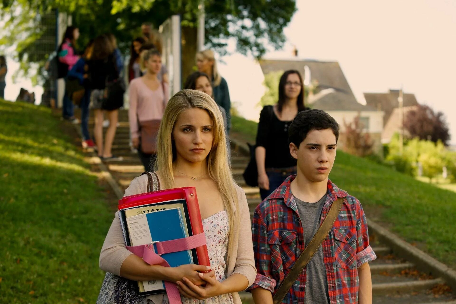 Кинокомедия молодежная. Фильм под прикрытием 2012. Сидни уайт (2007). Молодежная комедия список. Аманда байнс отличница легкого поведения.