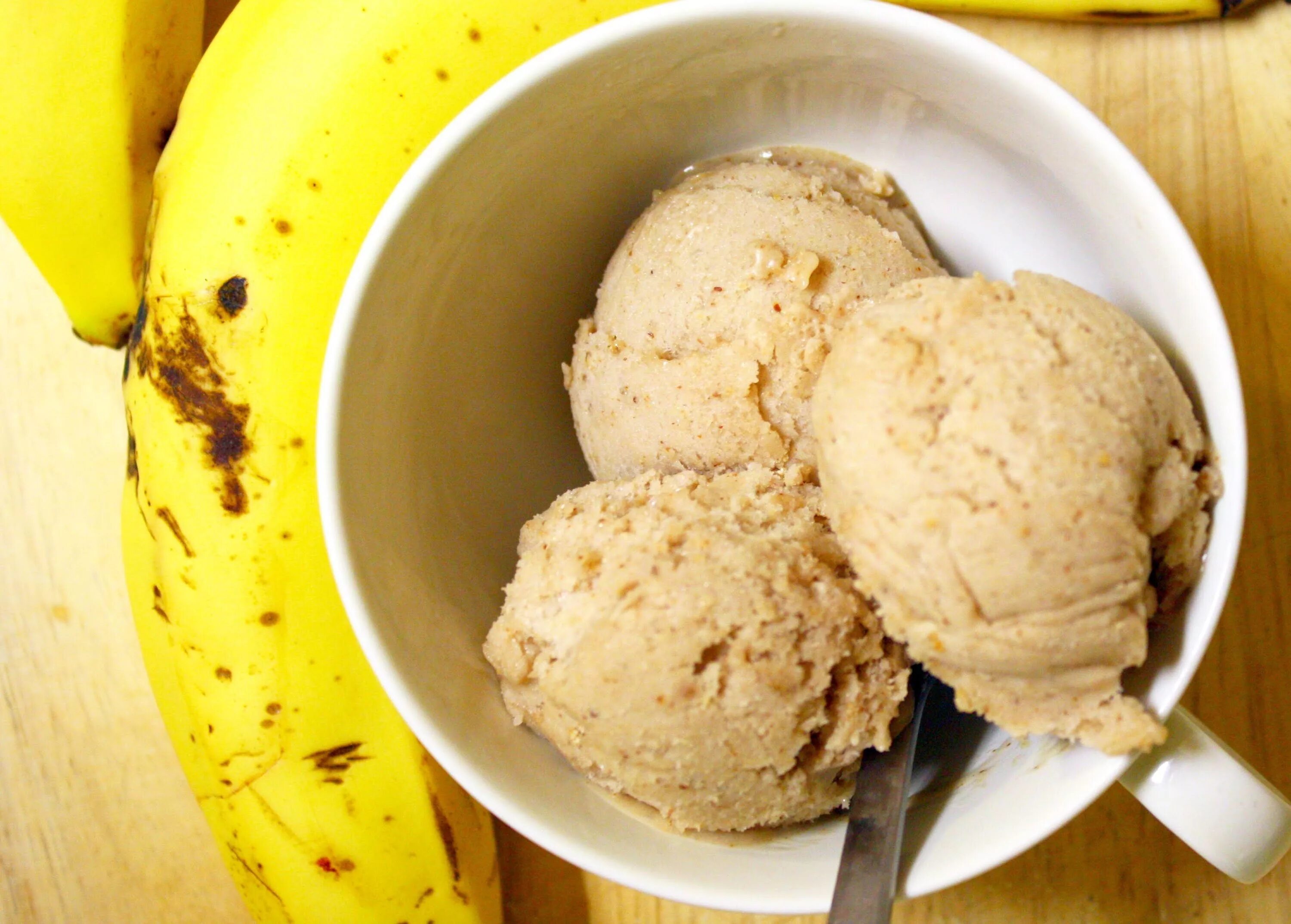 Сыроедческое банановое мороженое. Мороженое из банана. Мороженое из банана в домашних. Мороженое из бананов домашнее. Банановое мороженое молоко