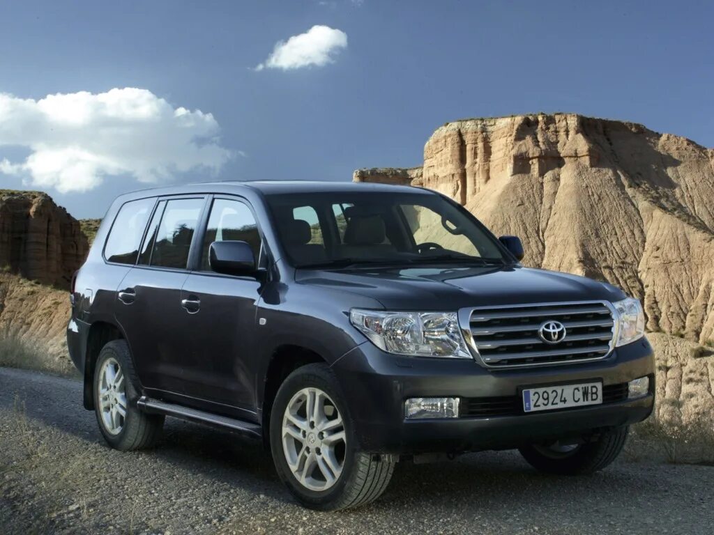 white Toyota Land Cruiser SUV #white #SUV #Toyota #Toyota land cruiser Land Crui