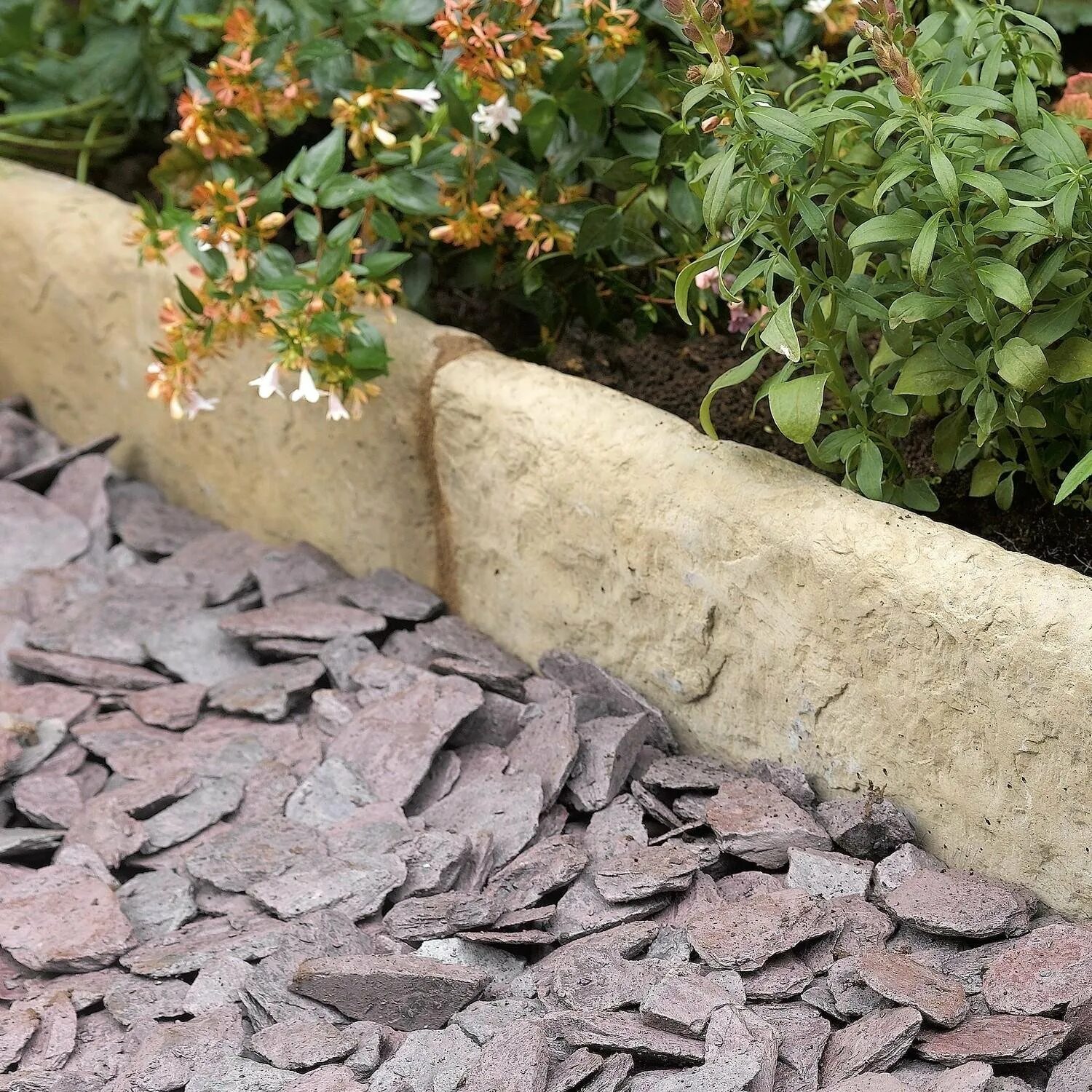 Щебень леруа мерлен. Каменный бордюр. Каменный бордюр. Бордюрный камень для клумб. Базальт бордюр.