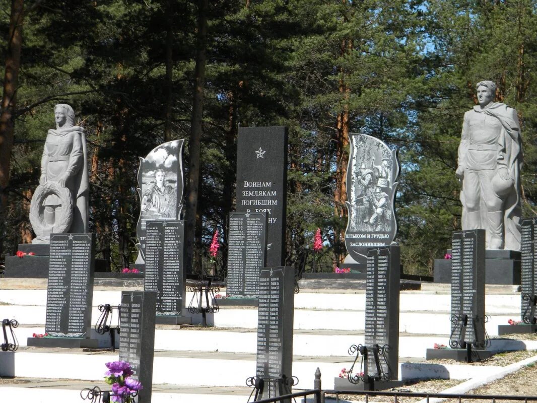 Памятник советским воинам Великий Новгород. Памятники Великой Отечественной войны Новгородская область. Памятники ВОВ В Новгородской области. Памятники в Хвойной Новгородской области.