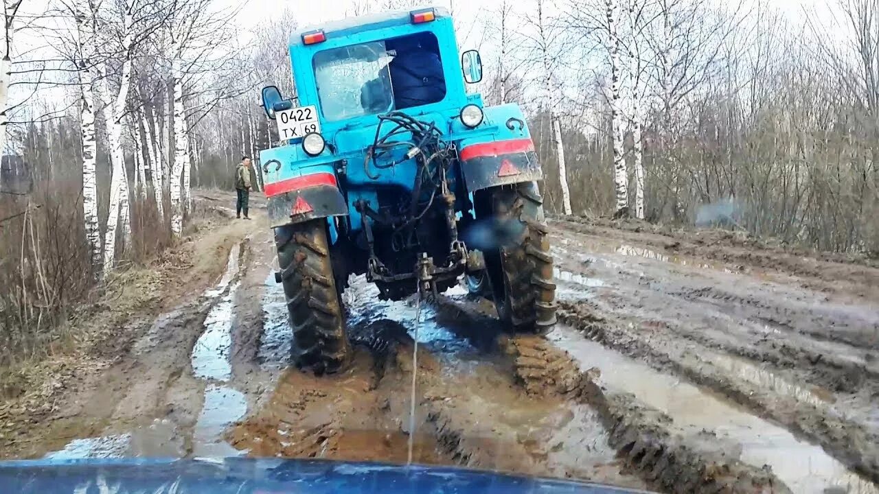 Синий трактор грязь. МТЗ 82 на бездорожье. МТЗ 82 по грязи. МТЗ 80 по бездорожью. Трактор синий МТЗ В грязи.