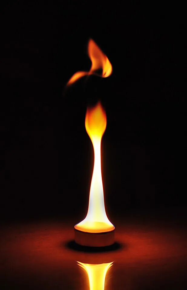 Свеча высокое пламя. В пламени свечи. Огненные свечи. Пламя огня свечи. Магия огня свечи.