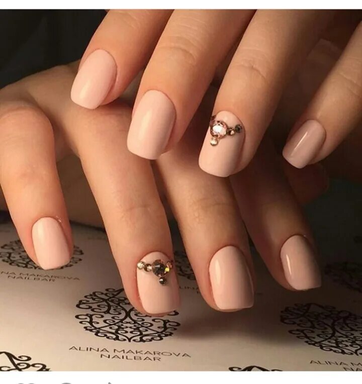 маникюр в бежевых тонах. короткие ногти бежевый дизайн. бежевые ногти. бежевые ногти. бежевый маникюр.