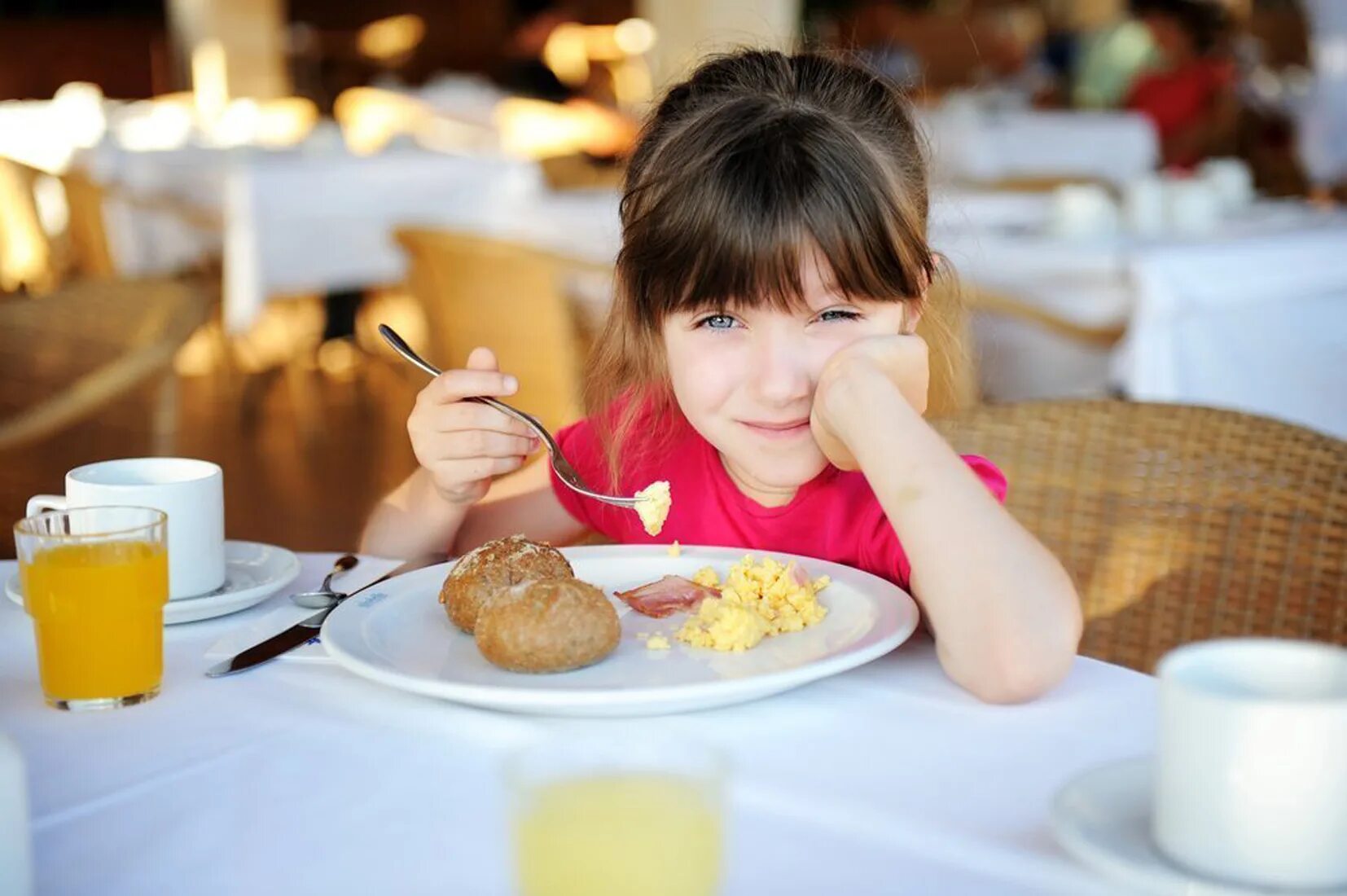 Перед завтраком нужно. Дети за столом. Еда для детей. Завтрак для детей. Завтрак школьника.