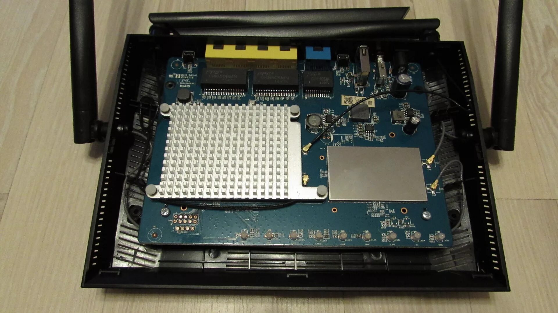 Асус 1200. Asus rt-ac1200. asus rt-ac66u плата. asus ac57u v2 без крышки. asus rt-ac1200 коробка.