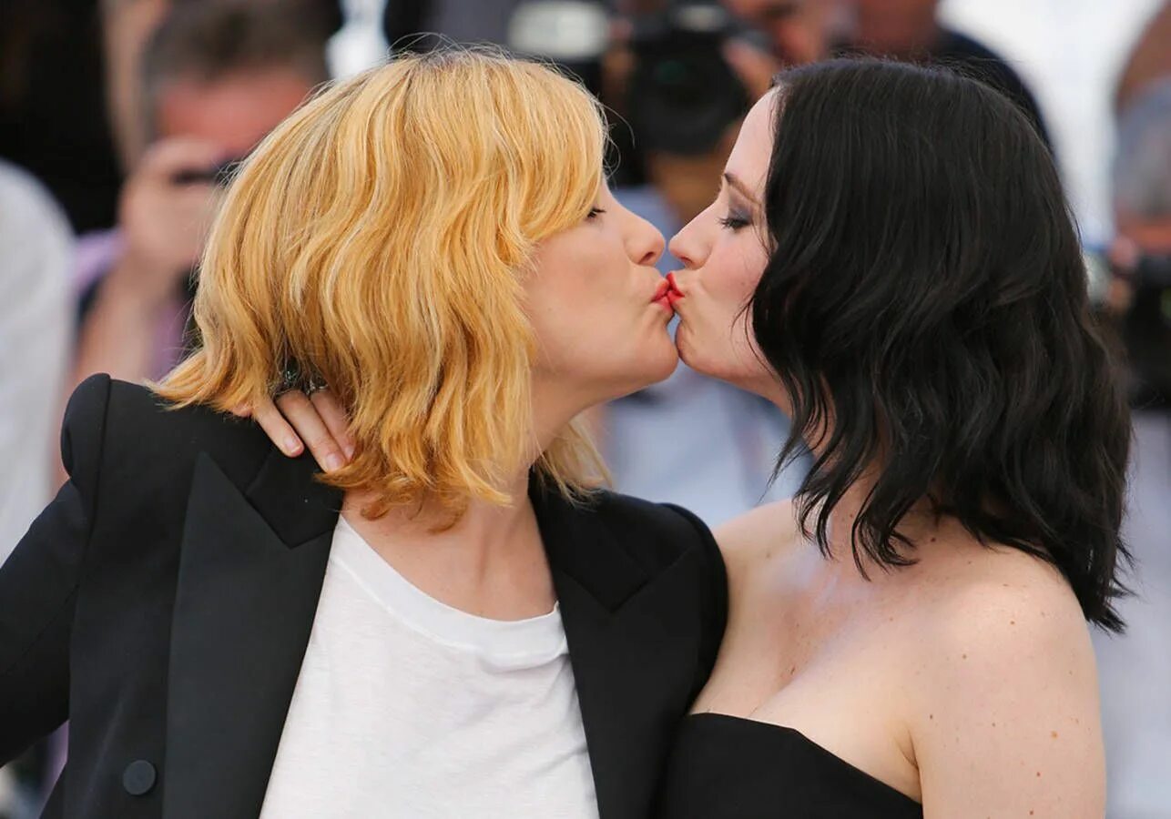 Lesbian green. Эммануэль Сенье лесби поцелуи.