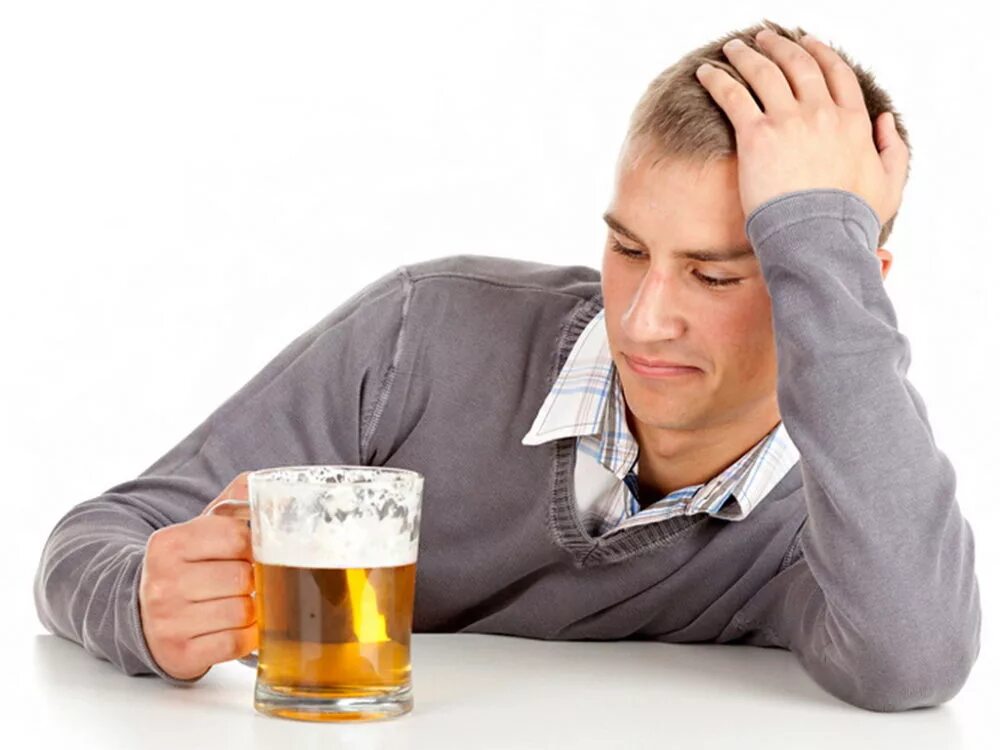 Пиво воняет. Человек с пивом. Пить пиво. Человек пьет пиво. Грустный человек с пивом.
