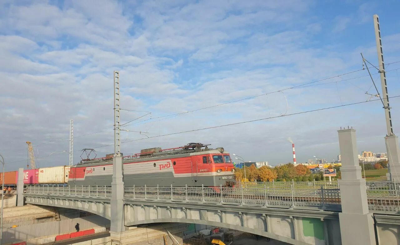 Поезд проезжает 42. Железнодорожный мост над Пулковским шоссе. Виадук над железной дорогой. Путепровод ЖД СПБ. Типы железнодорожных путепроводов.