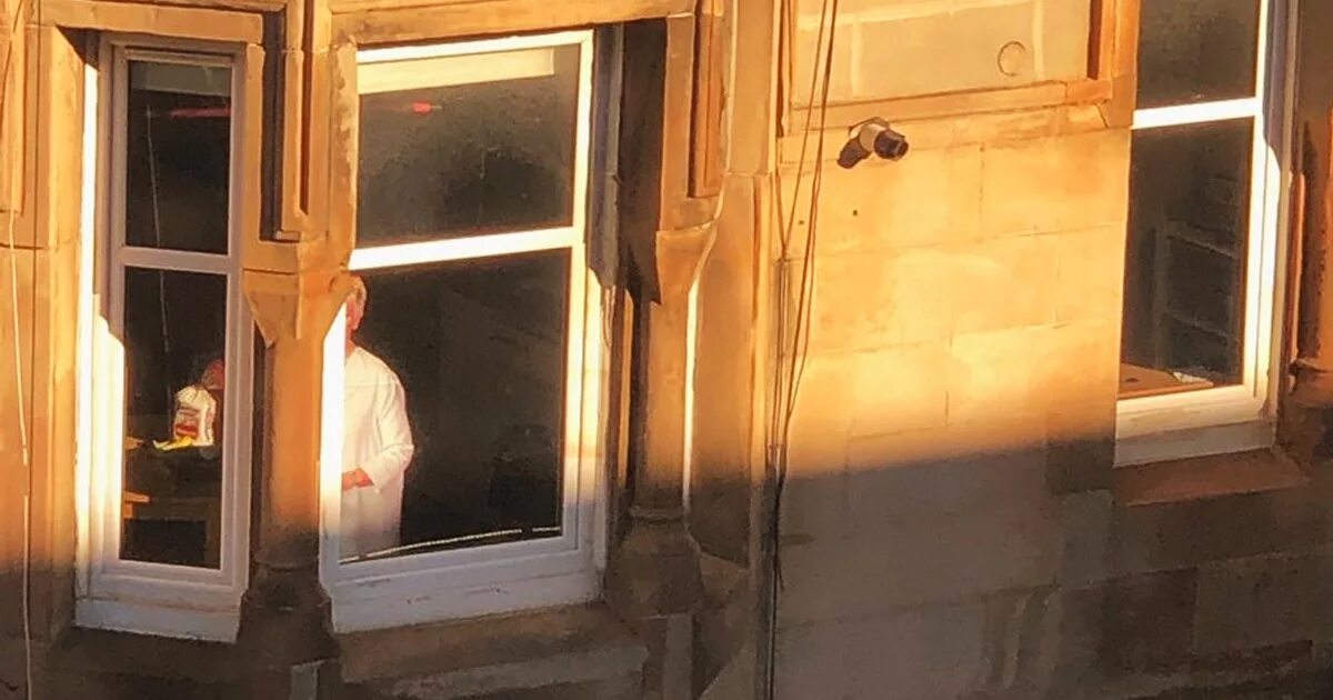 Окно напротив фильм 2022. Соседка дома. Соседка в окне 2020. Поклонник 2015 дженнифер лопес. Окна напротив.