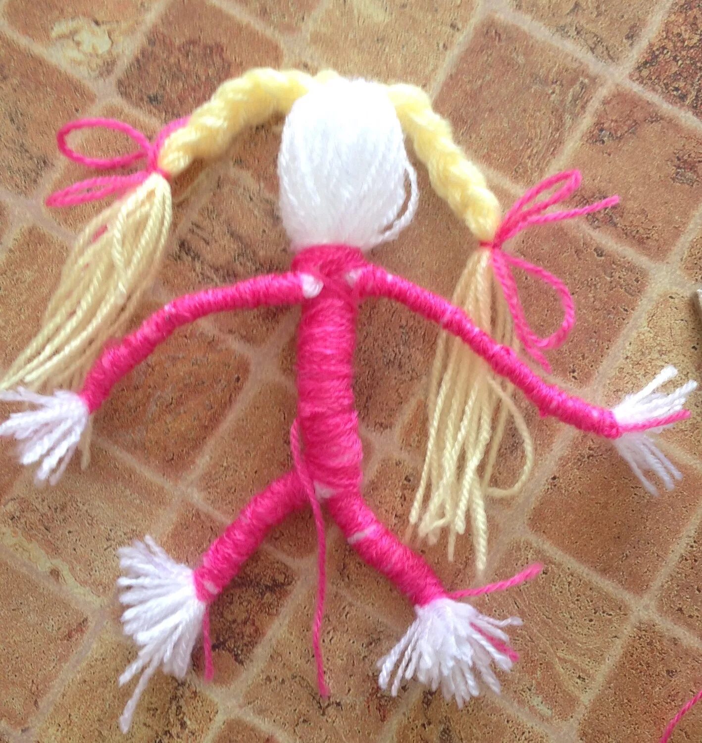 Куколки из пряжи. Кукла из ниток. Куколка из ниток. Куклы из пряжи плетёные. Поделка кукла из ниток.