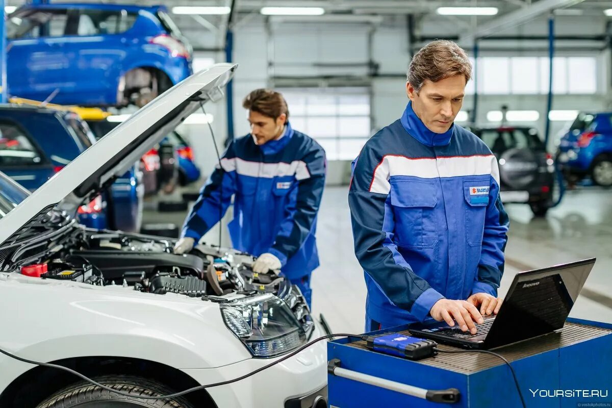 Техническое обслуживание автомобиля. Техобслуживание автомобиля. Автомобиль в сервисе. Машина в автосервисе.