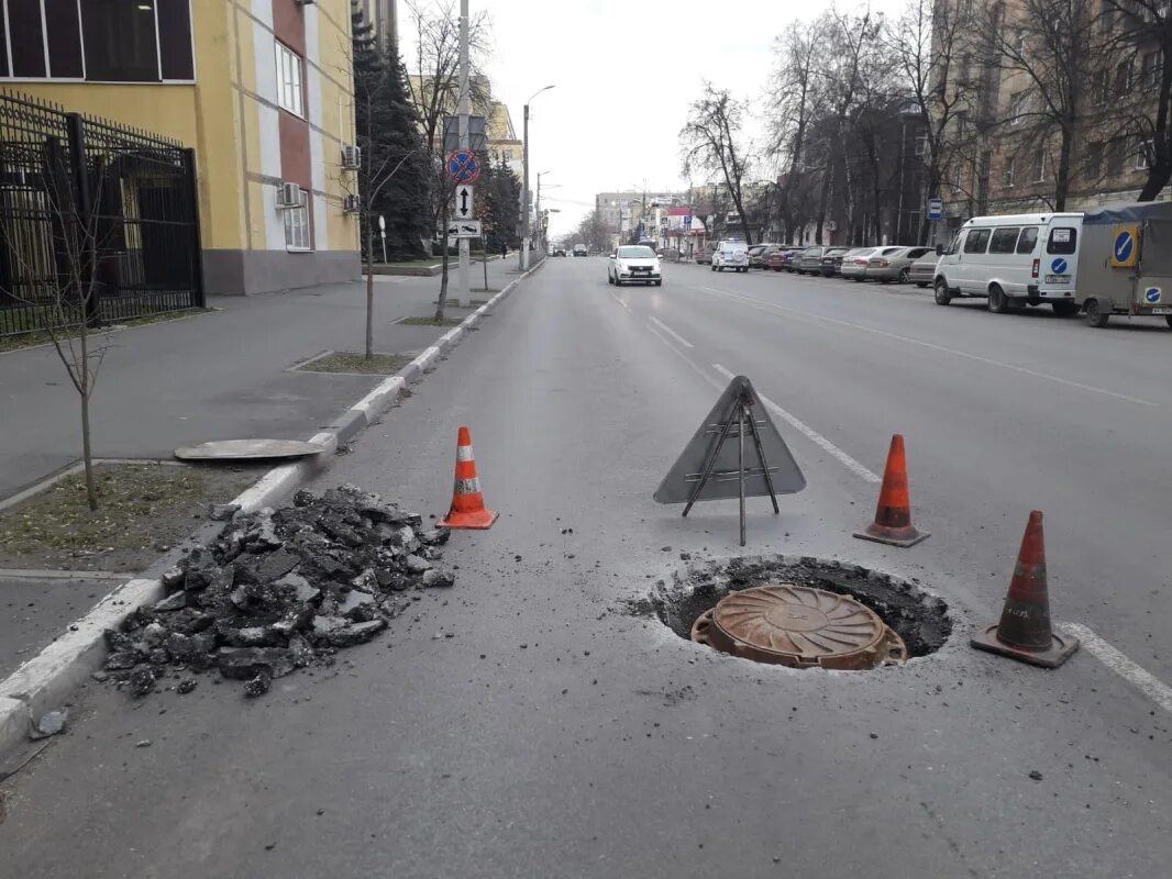 Дороги в центре города. Дорога асфальт. Раскопанный асфальт. Улица у дороги. Люк рязань