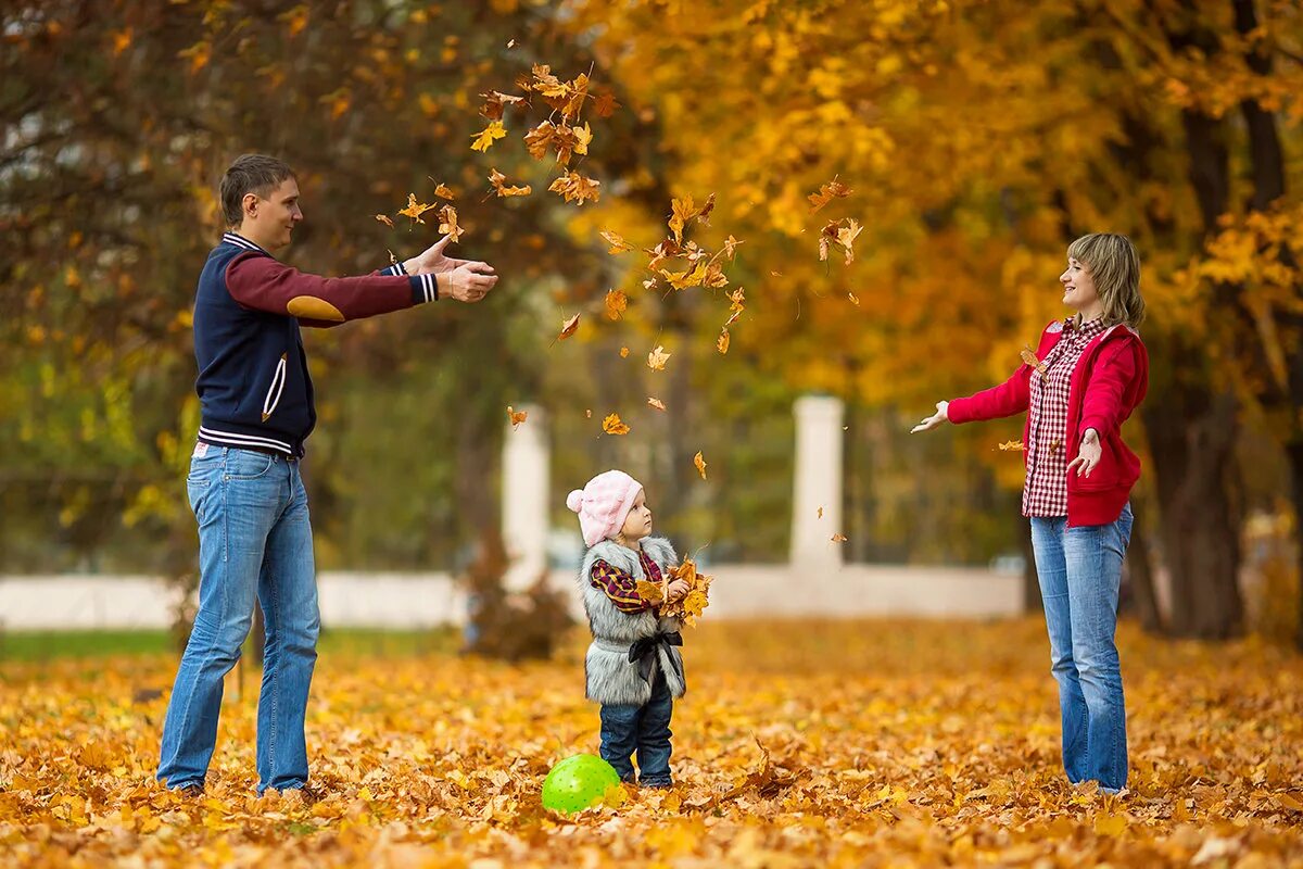 Жизнь человека осенью. Осенние прогулки с детьми. Прогулка в парке осень семья. Прогулка в осеннем парке. Дети на прогулке осенью.