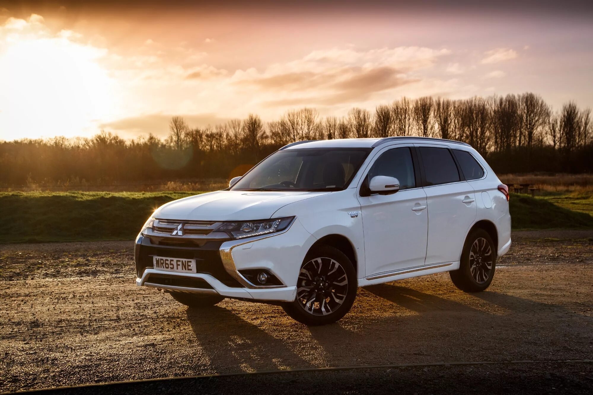 Mitsubishi outlander 5. Митсубиси Аутлендер 2015. Митсубиши Аутлендер 2015. Митсубиси Аутлендер 3 2015. Mitsubishi Outlander белый 2015.