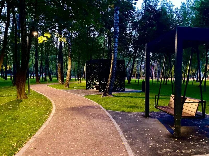 парк комсомолец казань скамейки качели. аллея площадка. дорожно тропиночные сети парк. спортивная площадка. аллея площадка.