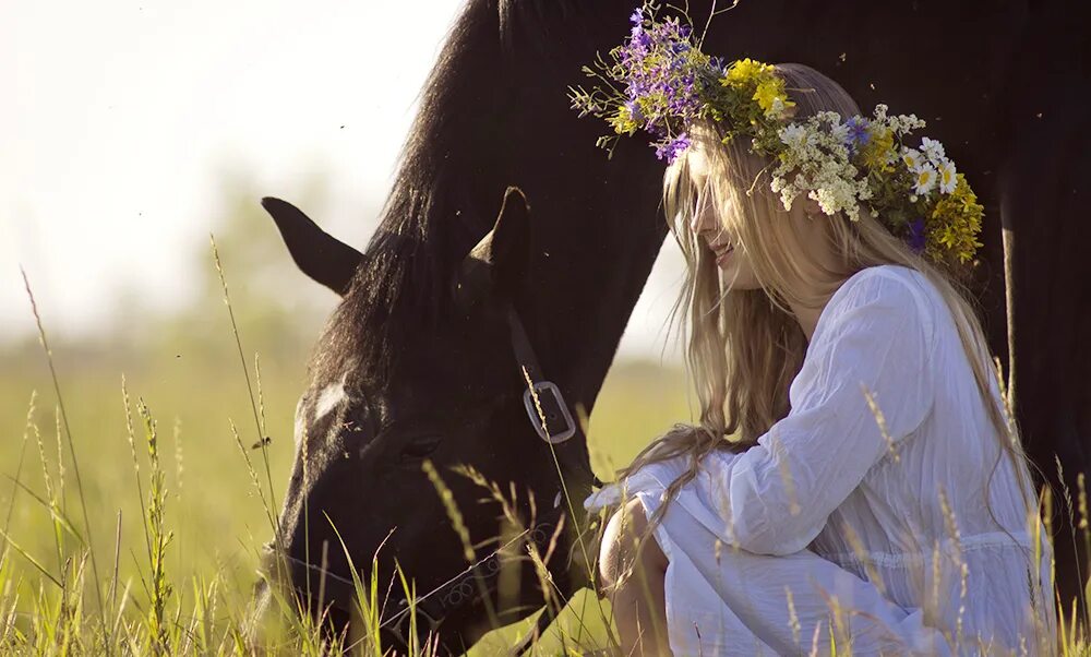 песня со спины. девушка на закате. девушка на закате. наушники на фоне заката. песня со спины.