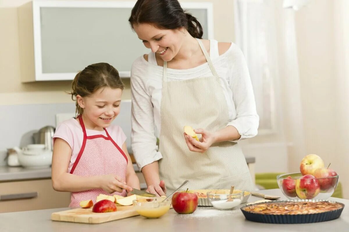 Мама с дочкой готовят. Готовка с детьми. Готовка с детьми на кухне. Мама готовит. Проекты мама и ребенок