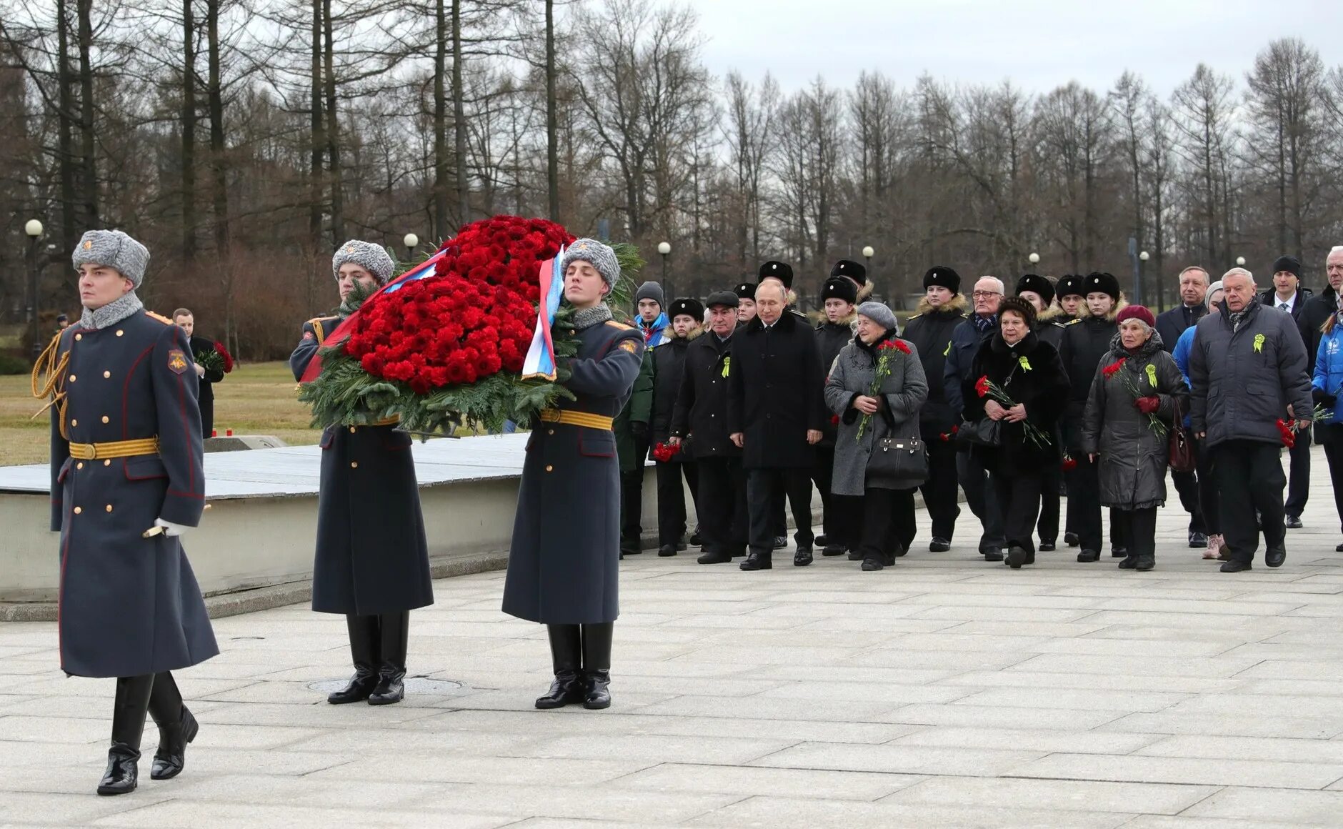 Годовщина военной операции. Возложение цветов на Пискаревском кладбище Путиным.