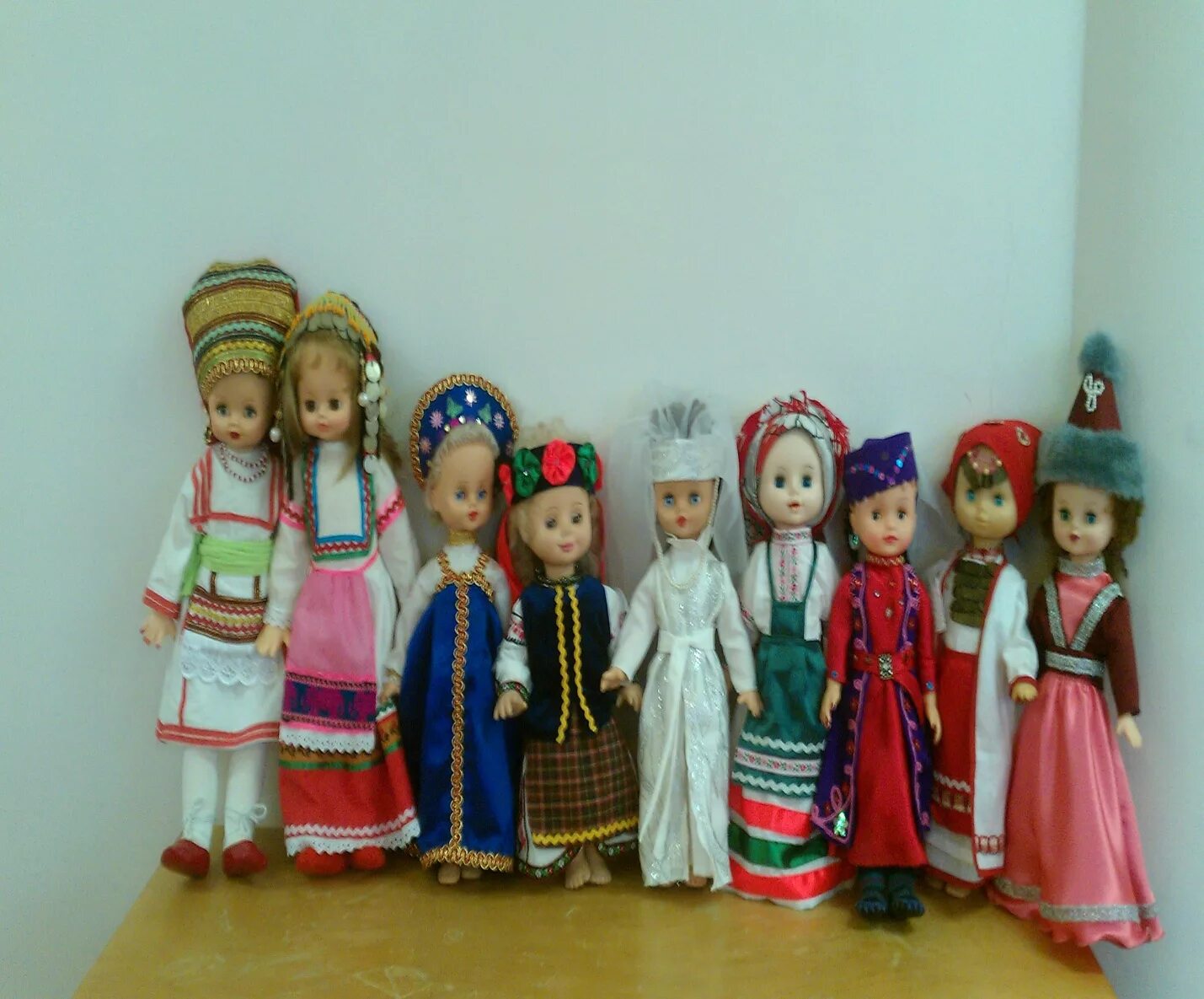 День кукол в детском саду. Мини музей кукол в детском саду. Музей кукол в ДОУ. Куклы в национальных костюмах.