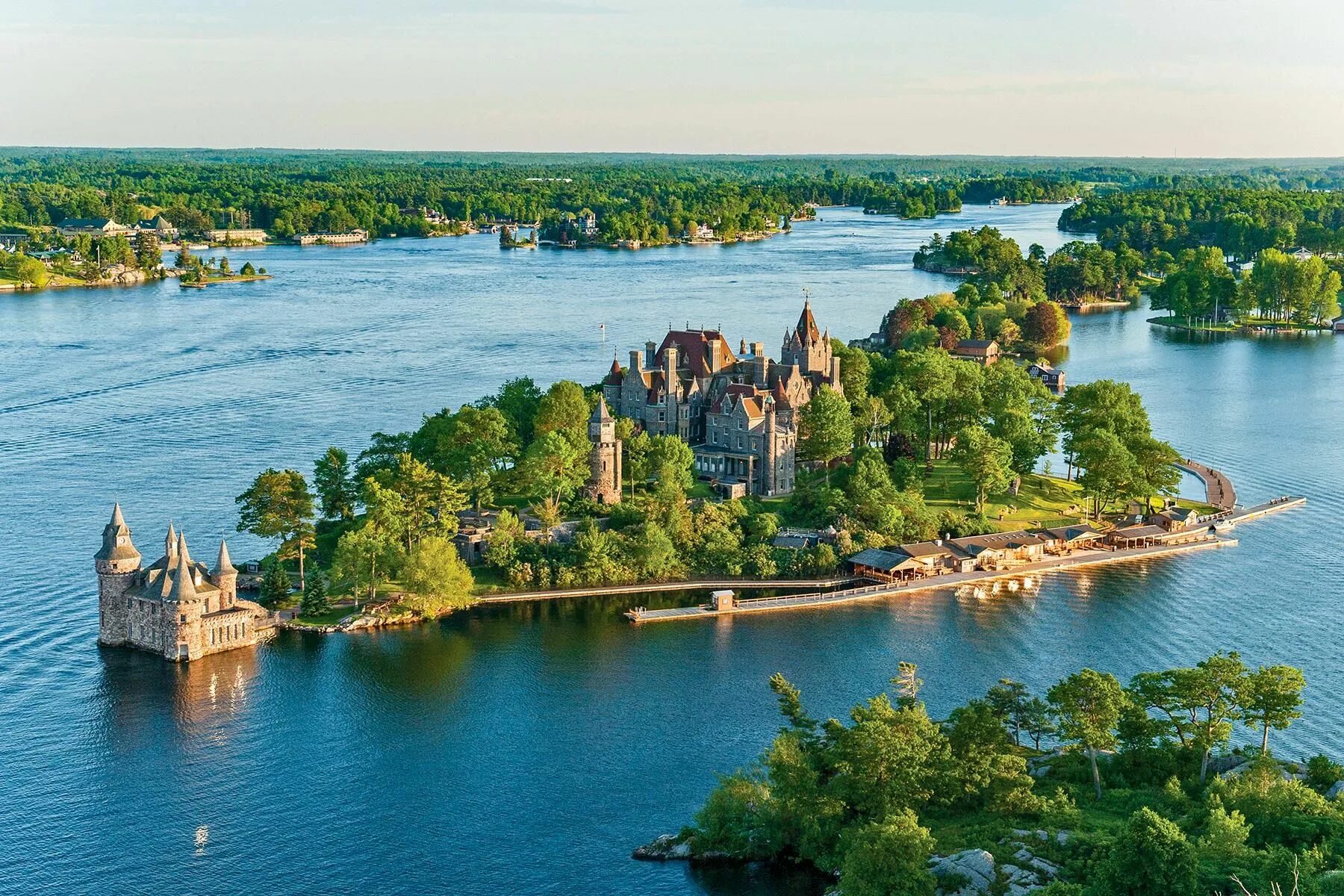 Канада остров на озере. Замок Болдта (Boldt Castle) // тысяча островов (Онтарио). Река св Лаврентия 1000 островов. Канада замок Болдт. Река св Лаврентия Канада.