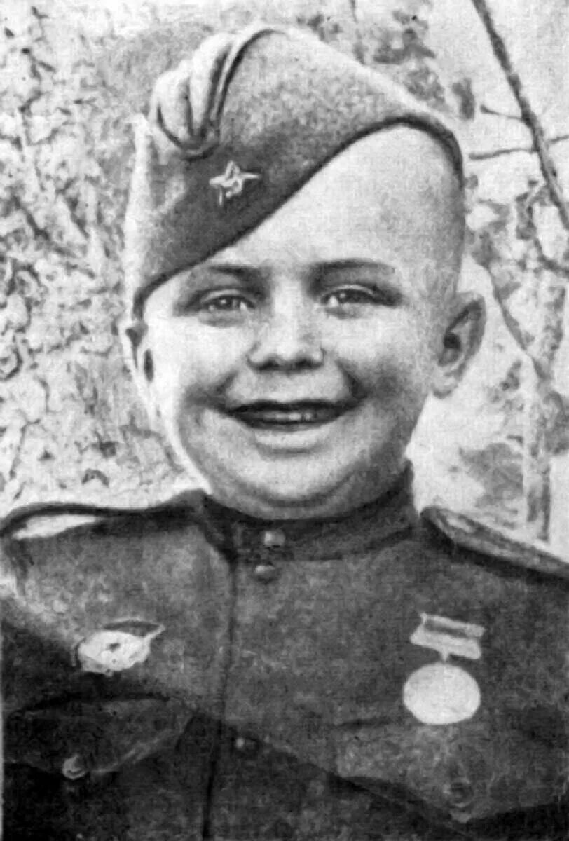 Сын участника вов. Миша бельский сын полка. Сын полка 1945. Сережа алешков сталинградская битва. Сын полка 1945.