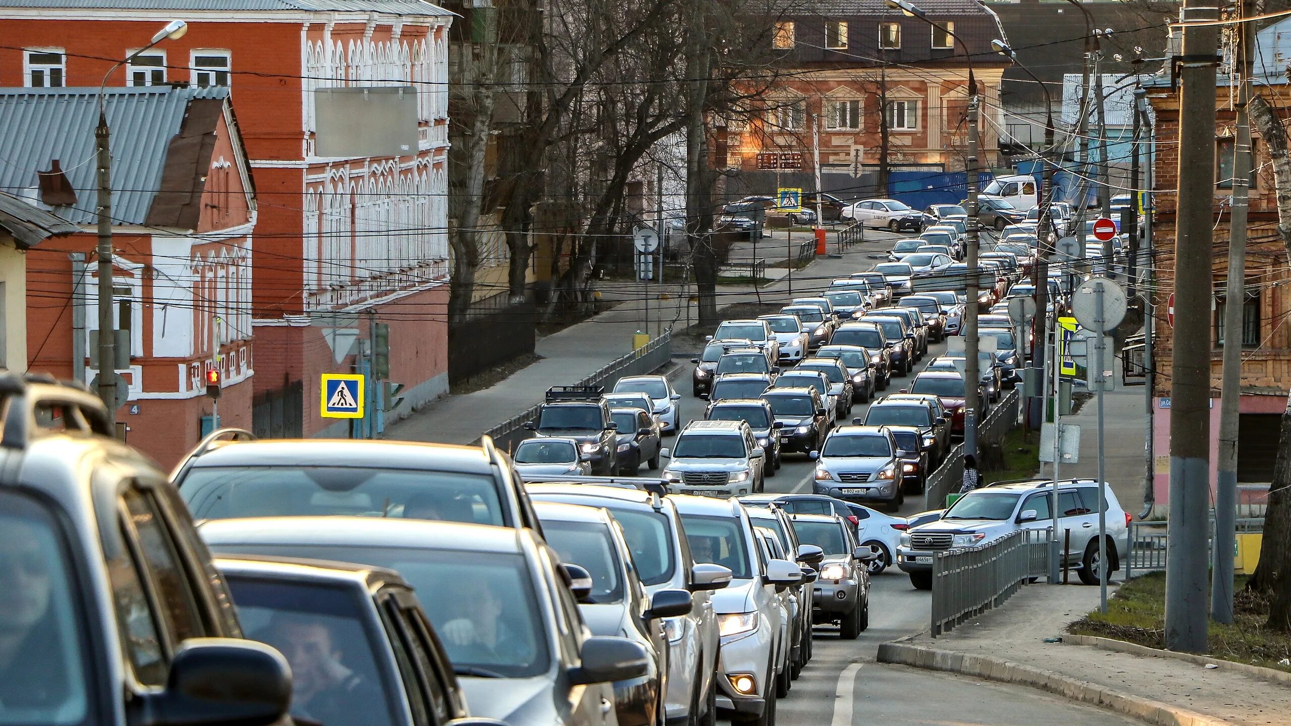 Пробки Нижний Новгород. Нижний Новгород дороги. Нижний Новгород пробки на дорогах. Автомобильная пробка в Нижний Новгород. Улица большая дорога