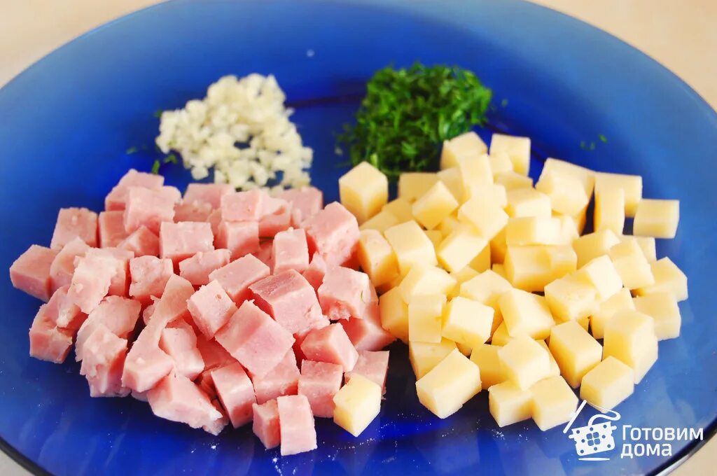Нарезать небольшими кубиками добавить. Ветчина кубиками.