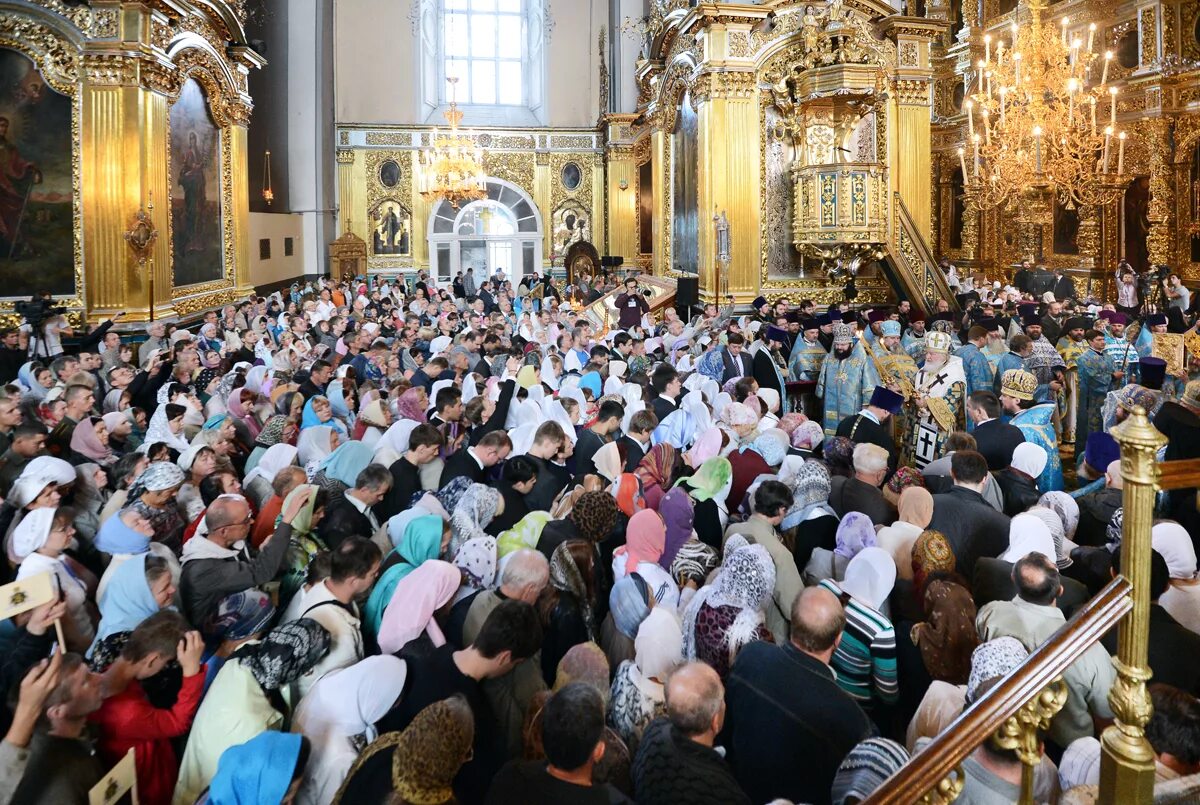 Служба в соборе смоленск. Служба в соборе смоленск. Свято-успенский кафедральный собор смоленск. Смоленский кафедральный собор. Красивая картина богослужения в современности.