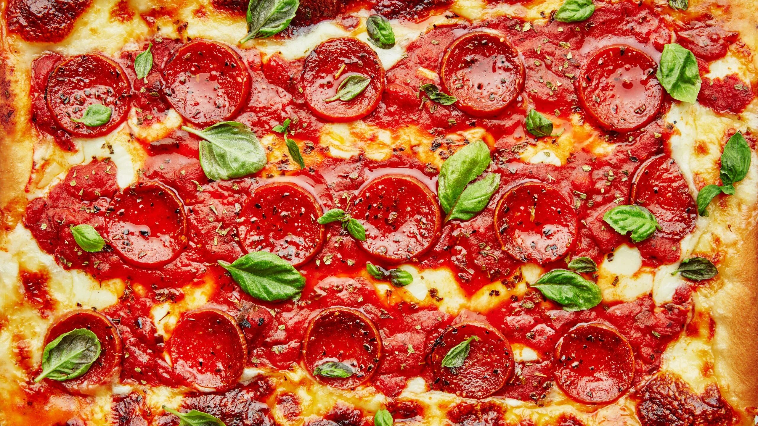 Пошаговый рецепт пиццы пепперони. "Пицца". Красивая пицца. Пицца обои. Пицца картинки.