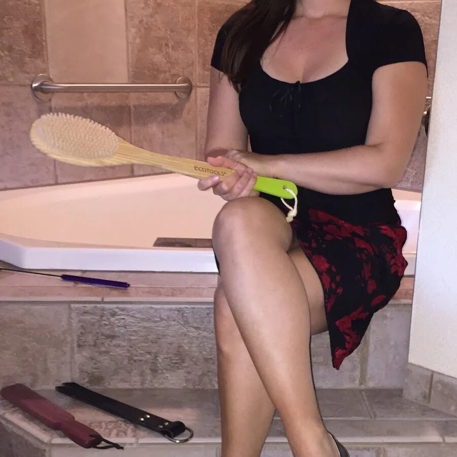 Пожилая женщина отшлепала. Homemade spanking. Телесные наказания парней. Homemade spanking. Женщина и мальчишки.