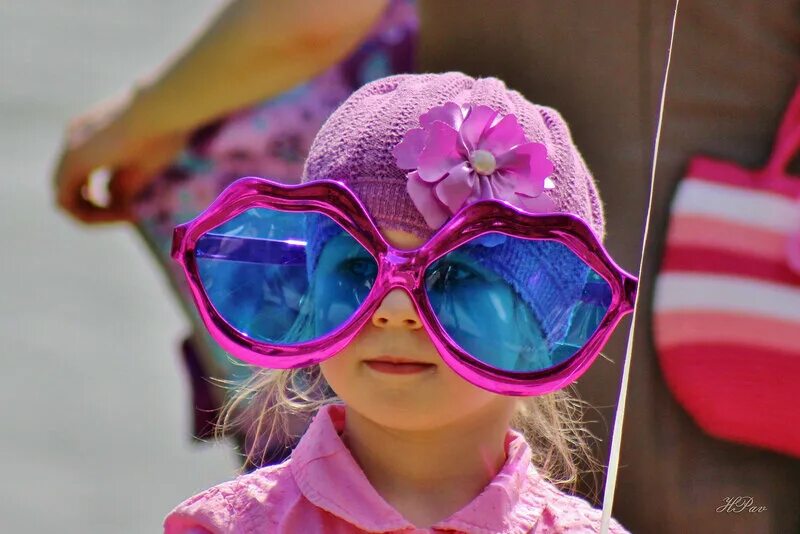 некрасивая девушка в очках. огромные розовые очки. большие детские очки. смешная девочка в очках. человек с большими очками.