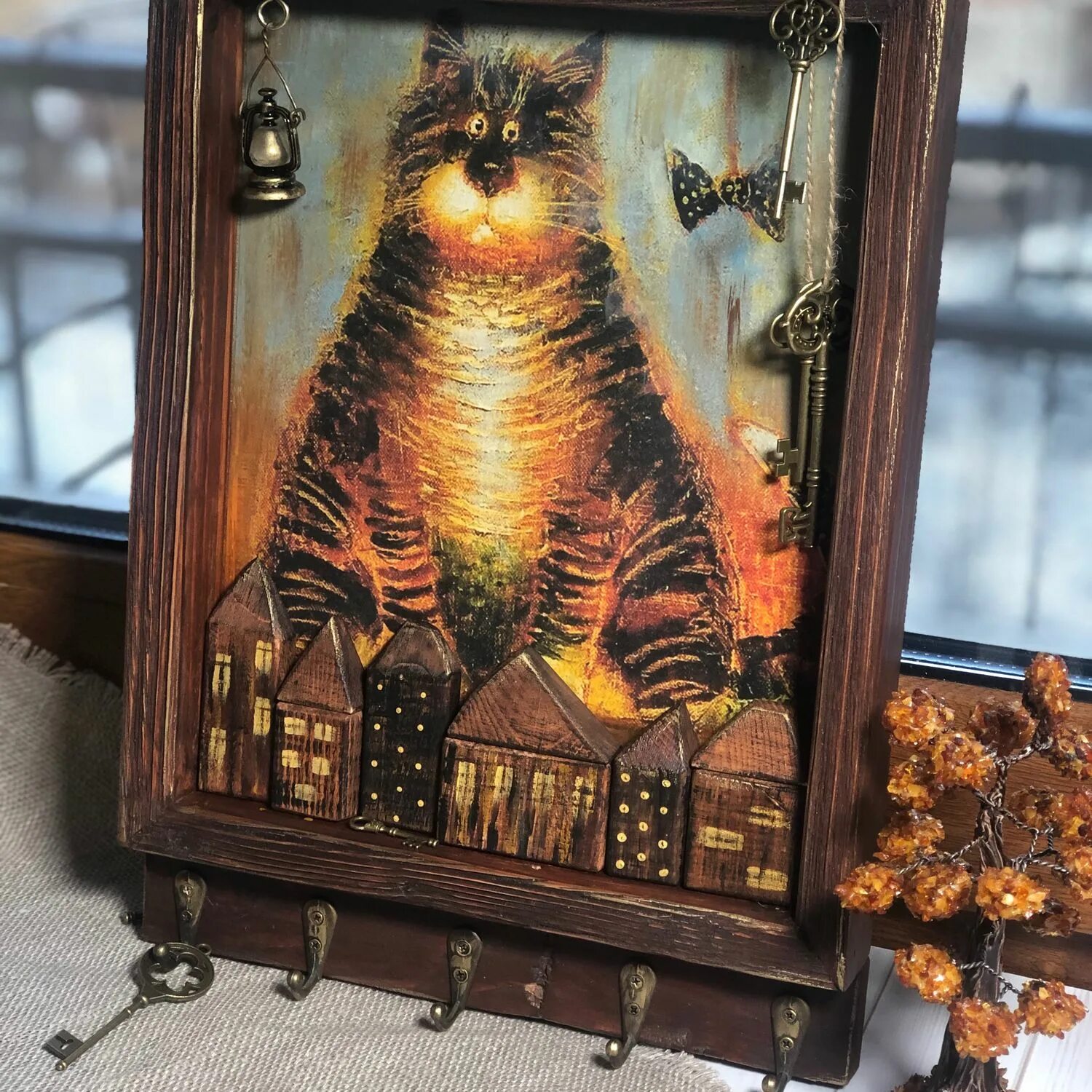 Ключница настенная с котом. Ключница дизайнерская. Ключница кот. Яркая ключница. Ключница с котами деревянная.