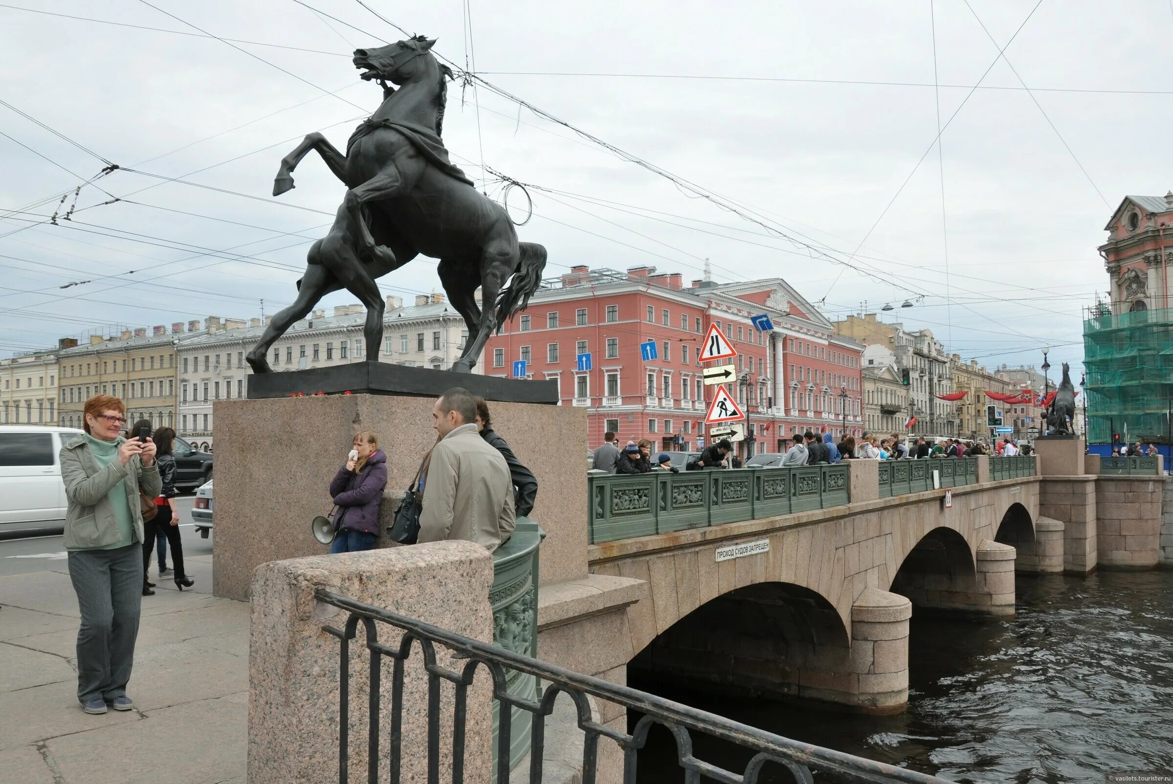 Аничков мост через какую реку. Река Фонтанка Аничков мост. Аничкин мост в Санкт-Петербурге. Аничков мост вид с реки.
