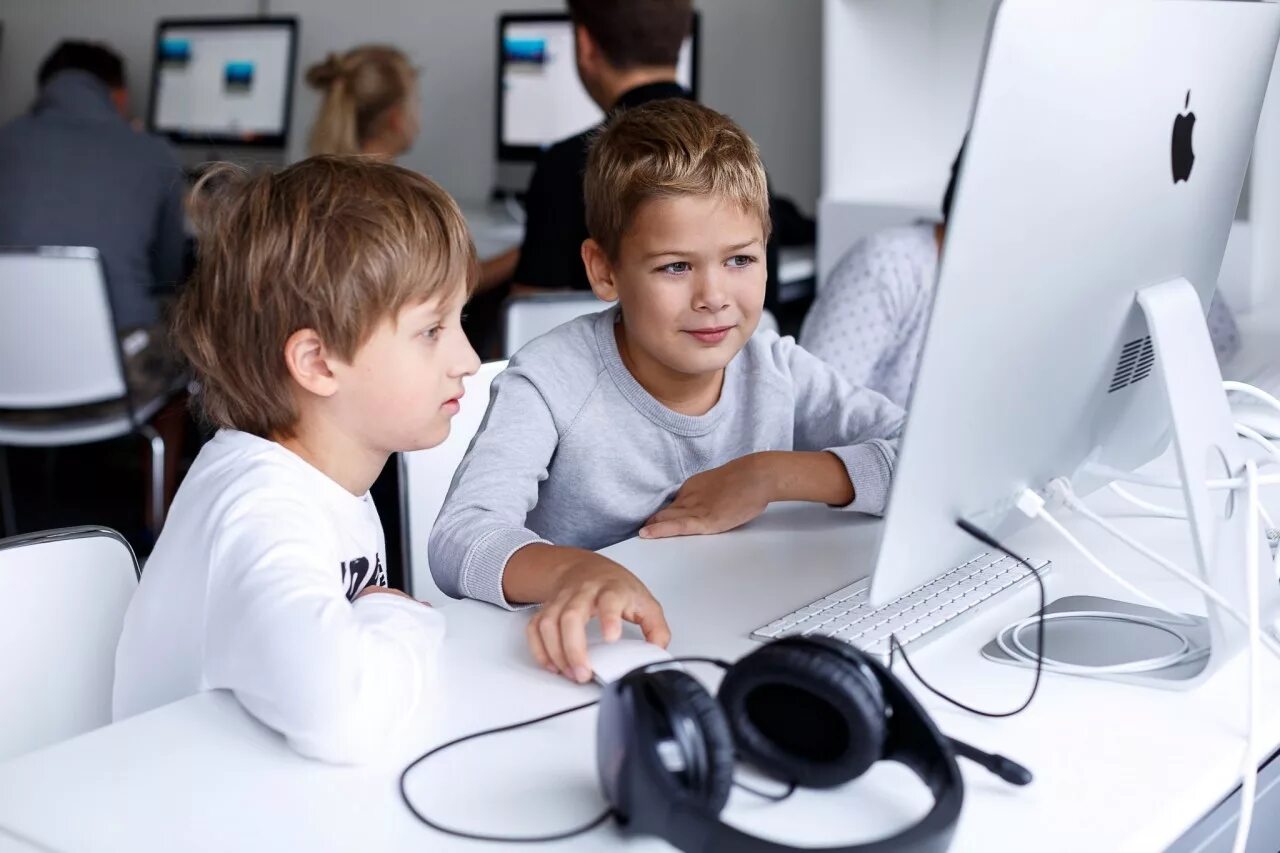 Интернет школы для детей. Программирование для детей. Компьютер для детей. Ребенок за компьютером. It для детей.