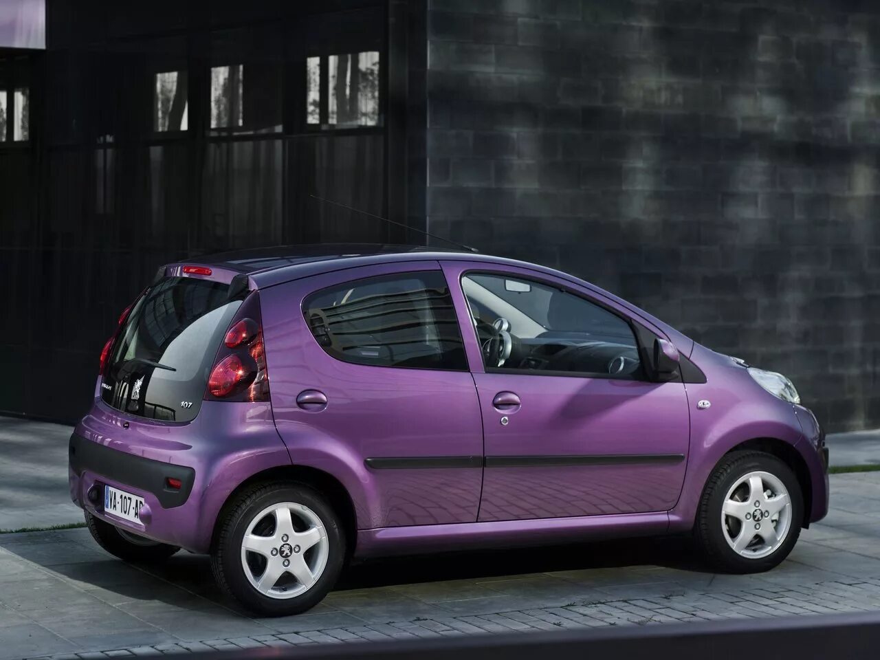 Очень экономичный. Peugeot 107. Peugeot 107 i. Пежо малолитражка 107. Peugeot 107 2012.