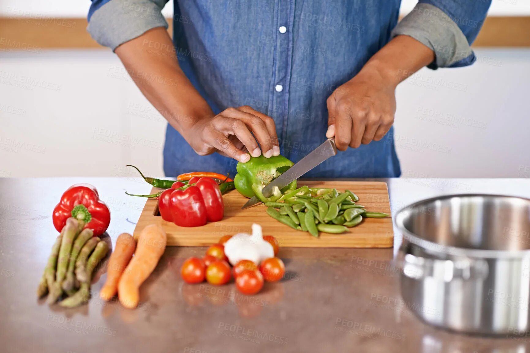 Cutting vegetables. Нарезанные овощи. Мужчина нарезает овощи на кухне. Повар нарезает овощи. Vegetable Chopper Knife.