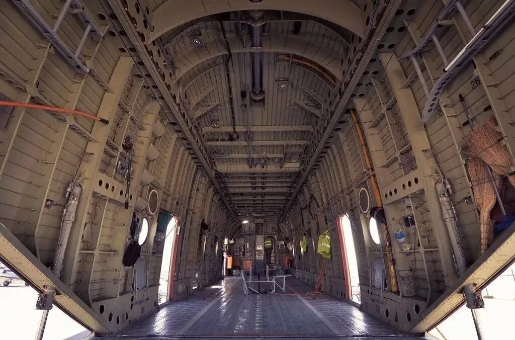 Грузовые створки. Mi 26 грузовой отсек. Грузовая кабина ми-8 амт. Грузовые створки. Грузовые створки.