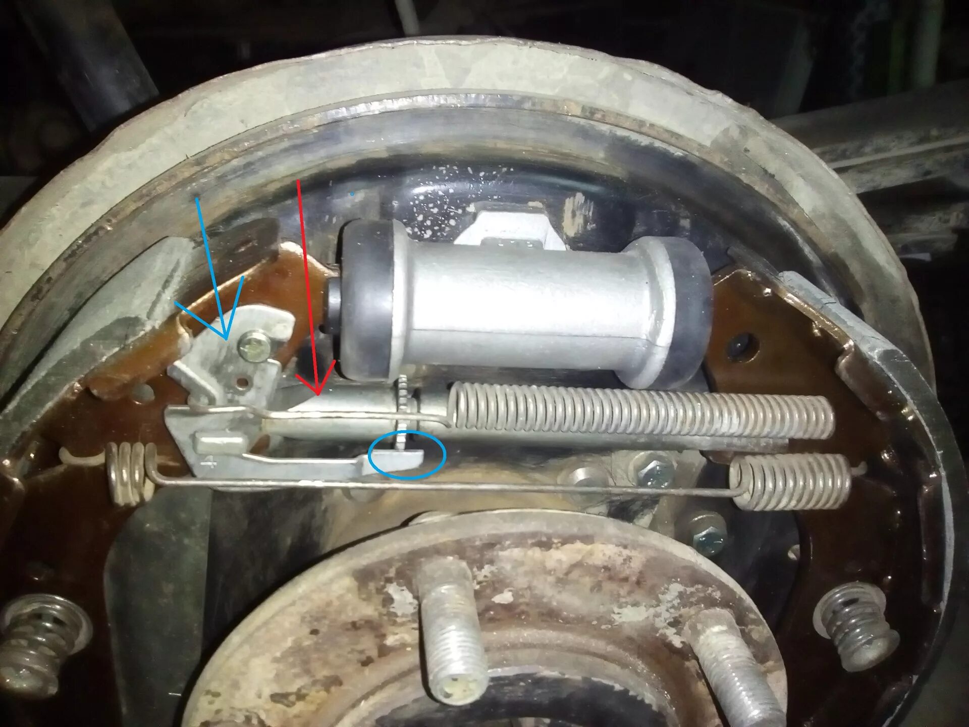Замена задних тормозных колодок (барабанные тормоза) - Nissan Datsun (D21), 2,7 