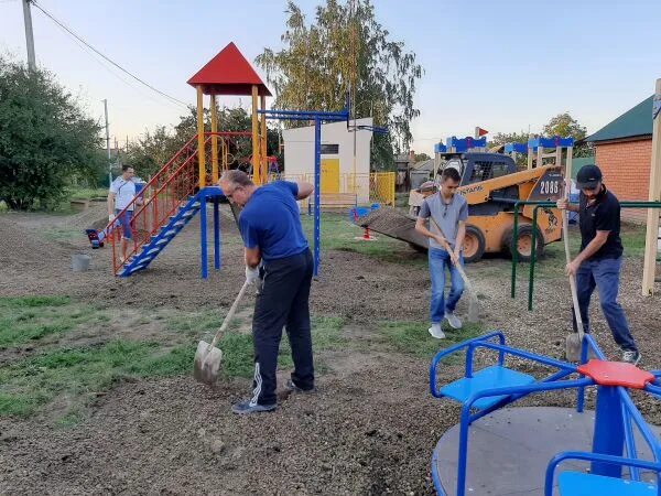 Детская площадка в Усть-Лабинске. Лабинск детская площадка. Усть-Лабинск детские площадки. Городской парк Усть Лабинск 2022 детская площадка.