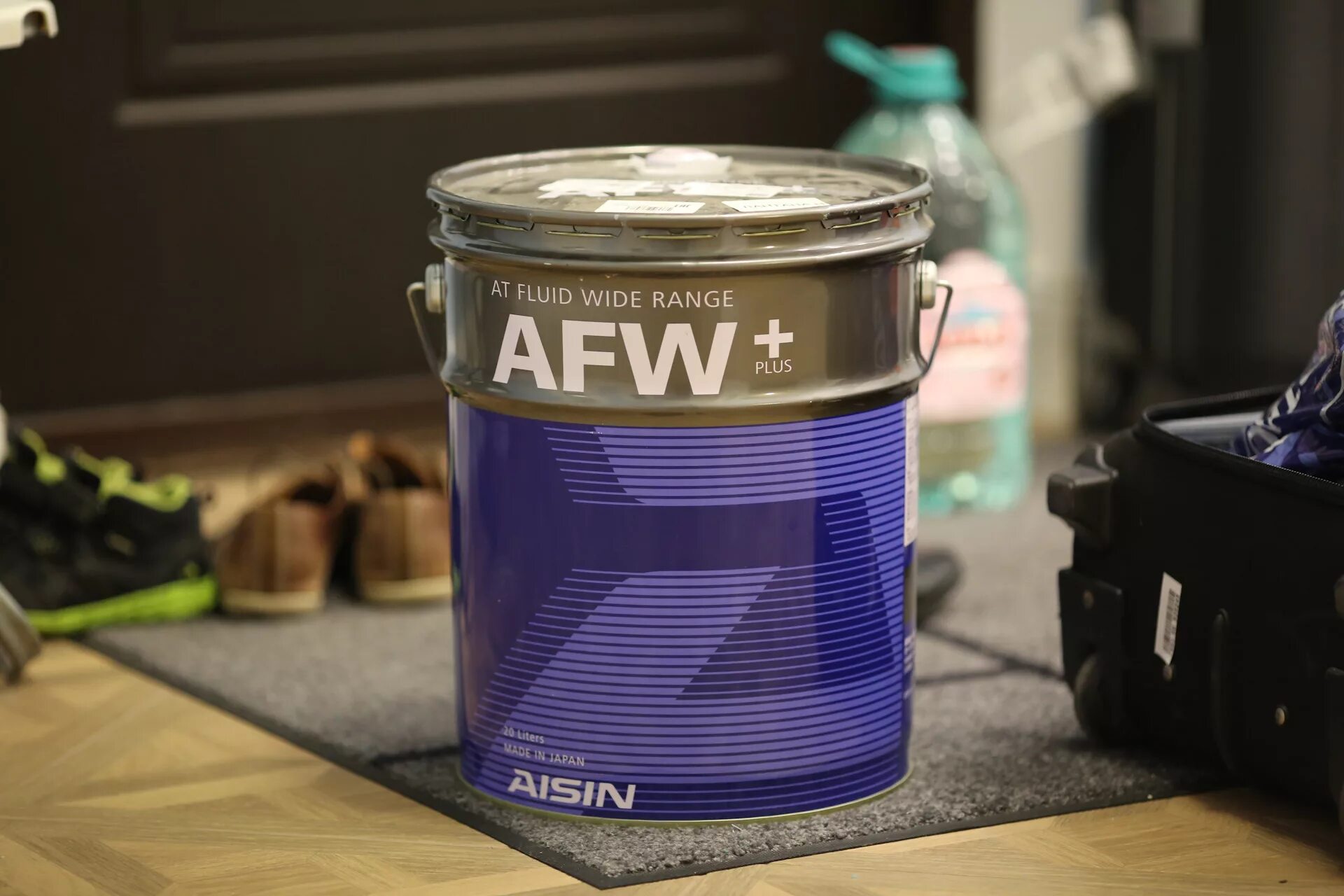 Atf afw. AISIN ATF AFW. AISIN Oil AFW. AISIN AFW+ бочка. AISIN масло реклама.