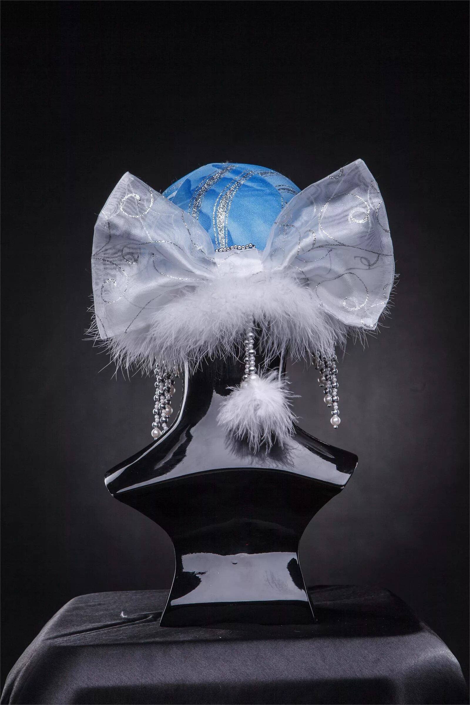 Как сшить шапку для снегурочки. Меховая шапочка снегурочки. Шапка снегурочки выкройка четырехклинка. Шапочка снегурочки своими. Пошив шапки для снегурочки.