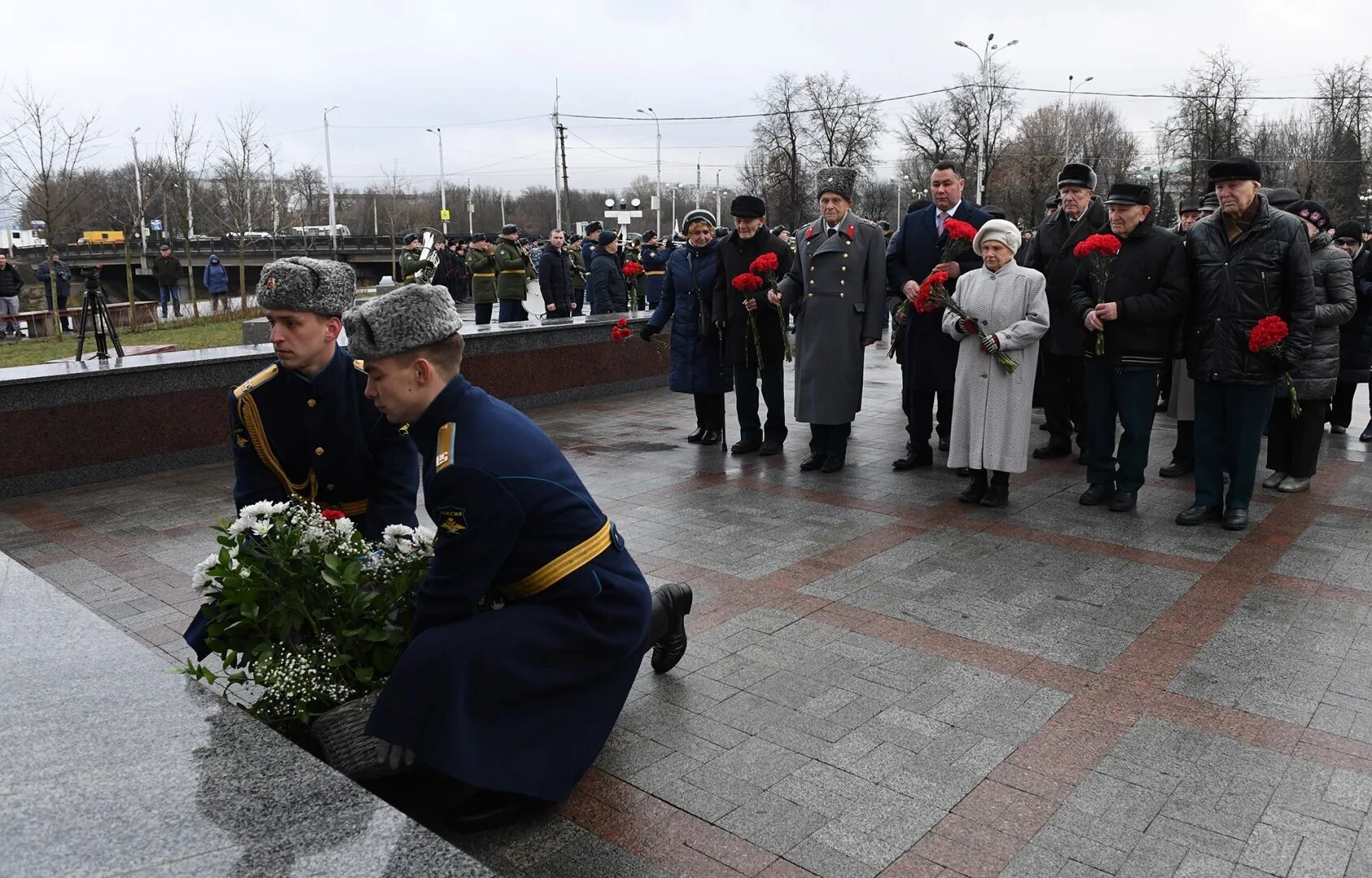 Митинг 9 мая у обелиска села. 16 декабря тверь день освобождения калинина в 2025г. возложение цветов у обелиска победы в твери. 80 лет освобождения калинина от немецко-фашистских захватчиков. обелиск победы в день освобождения калинина.