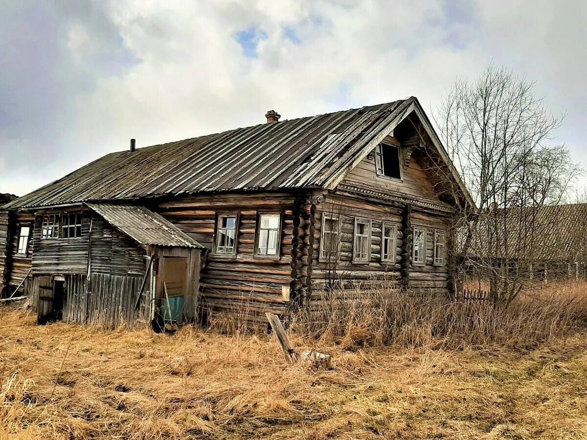 Старинные дачи. Заброшенный деревянный дом. Дом со львом поповка. Страшилки про усадьбы. Брошенные дома в деревне бесплатно в хорошем качестве.